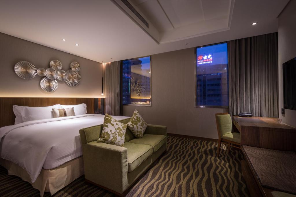 台北洛碁大饭店建北馆的酒店客房带一张床、椅子和窗户
