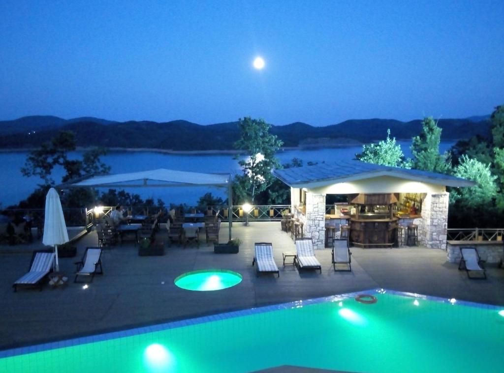 尼奥楚里翁仙女度假及会议酒店的享有游泳池的夜间景致