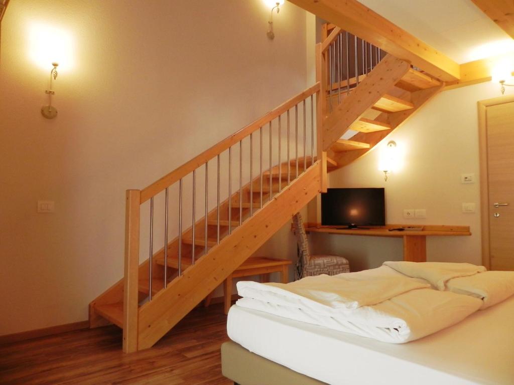 马累莱万特索尔农家乐的一间卧室设有楼梯、一张床和一张书桌