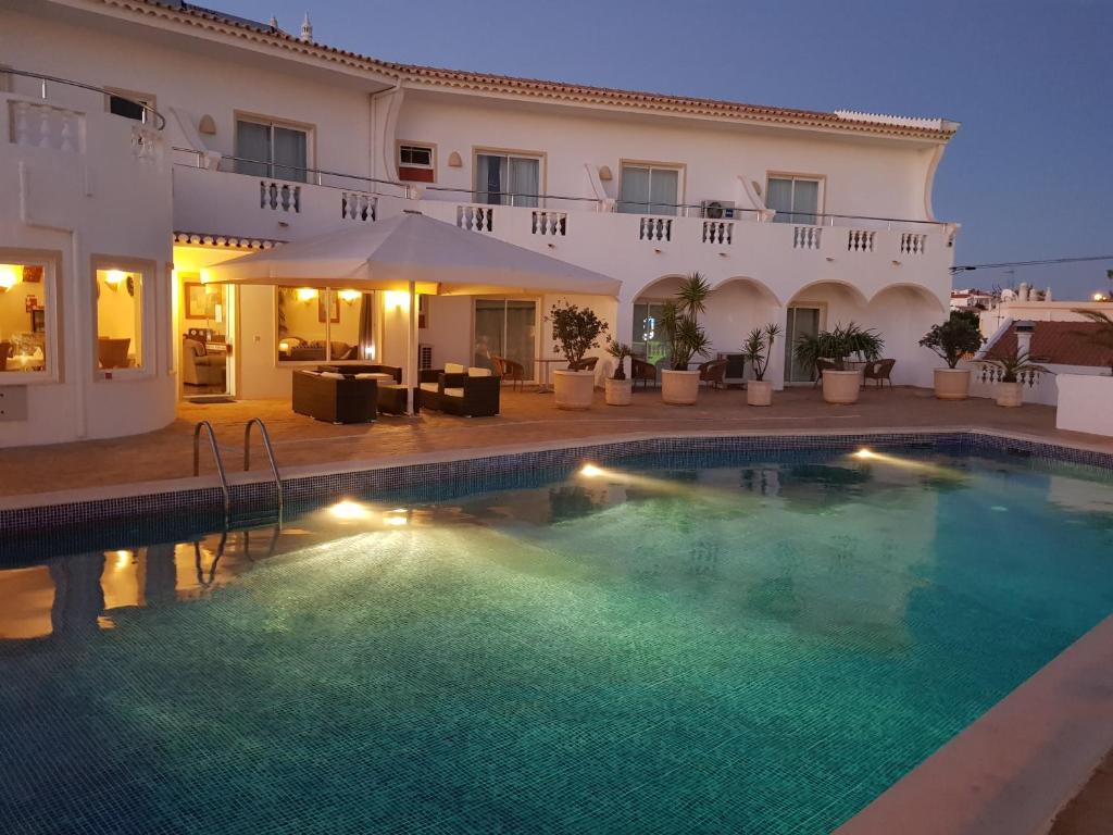 阿尔布费拉维拉钱纳酒店 - 仅限成人入住的夜间带游泳池的别墅