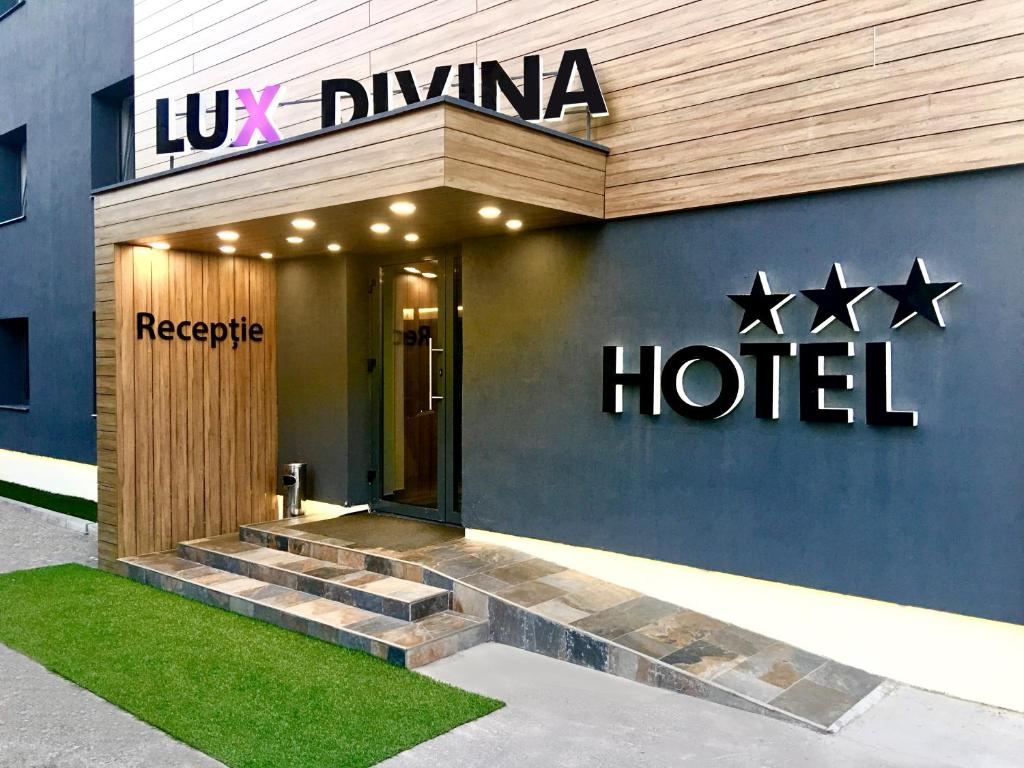 布拉索夫Hotel Lux Divina的建筑一侧有酒店标志的酒店
