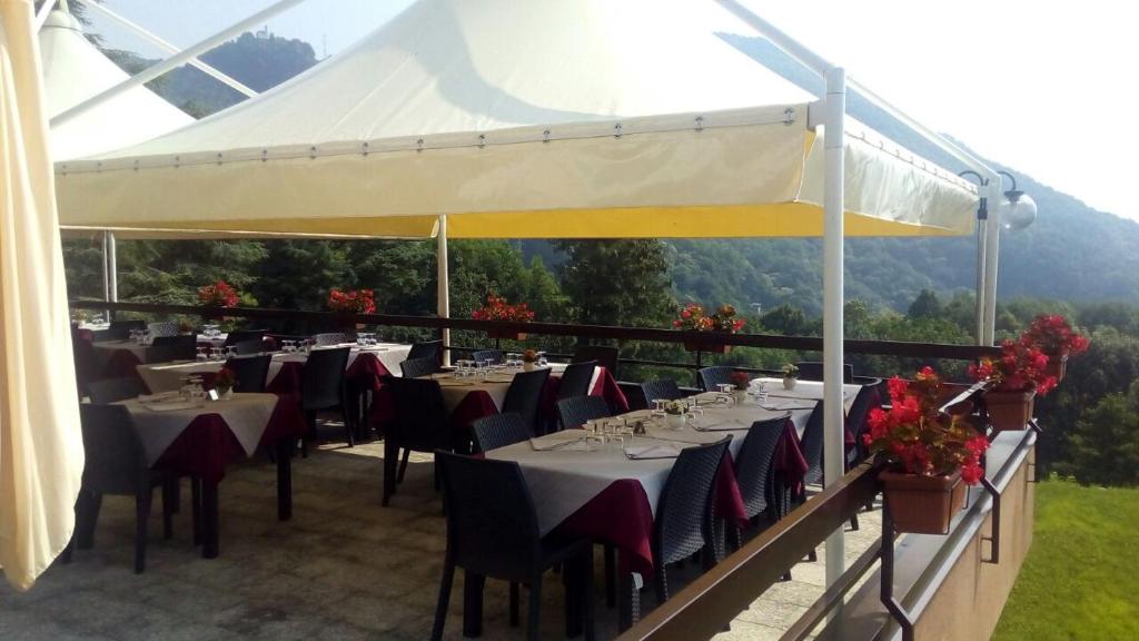 皮尔斯亚Hotel Ristorante La Sorgente的一间设有桌椅的白色天篷餐厅