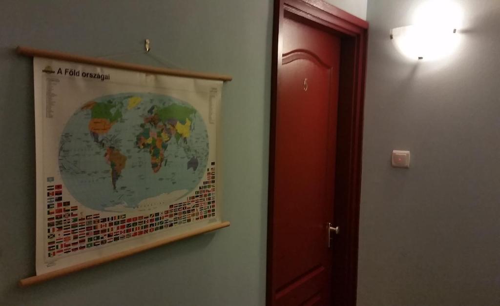 Fót帕尔马潘齐奥酒店的挂在门边墙上的世界地图