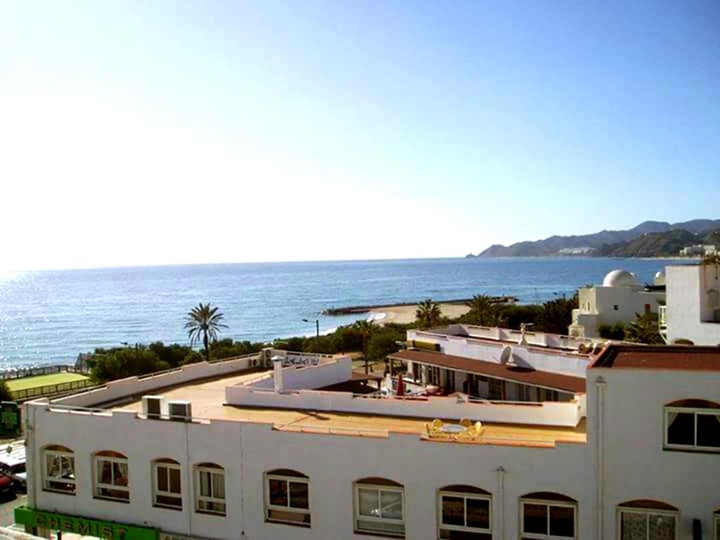 莫哈卡尔SUPER ATICO PLAYA de MOJÁCAR - AMAZING PENTHOUSE at MOJÁCAR BEACH的毗邻大海的白色大建筑