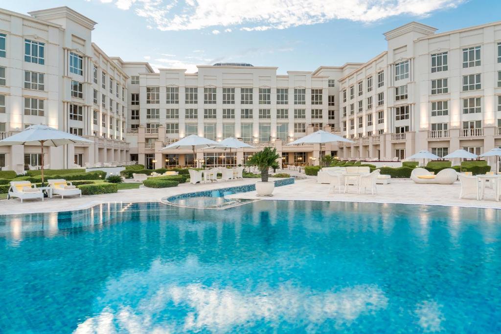 科威特The Regency Hotel Kuwait的享有酒店外景,设有大型游泳池