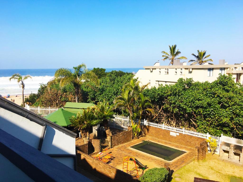马盖特Dumela Margate Flat No 18的阳台享有海滩美景。