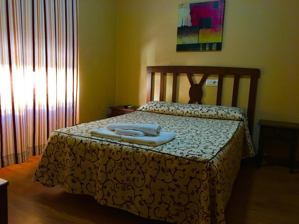 哈赖斯德拉韦拉Hosteria Verahouse的一间卧室配有一张床,上面有两条毛巾