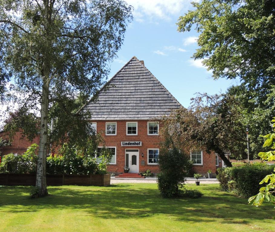 格洛米茨Lindenhof的红砖建筑,有 ⁇ 帽屋顶