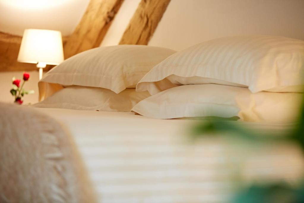 皮利尼蒙特拉谢布拉吉乡村度假屋的一间卧室配有带枕头和台灯的床