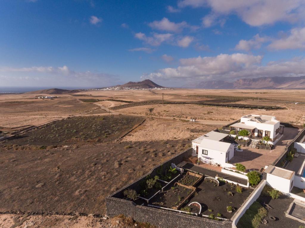 特吉塞Villa El Jable Lanzarote的沙漠中白色建筑的空中景观