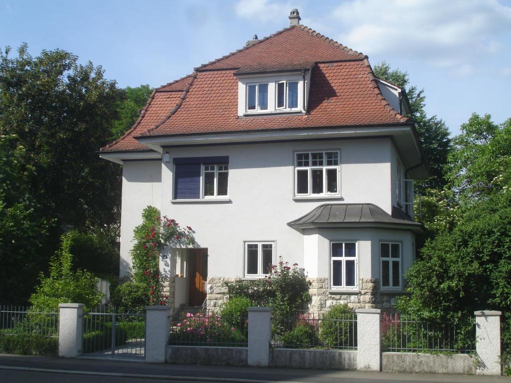 罗拉赫Villa Am Rosenfelspark的白色房子,有红色屋顶