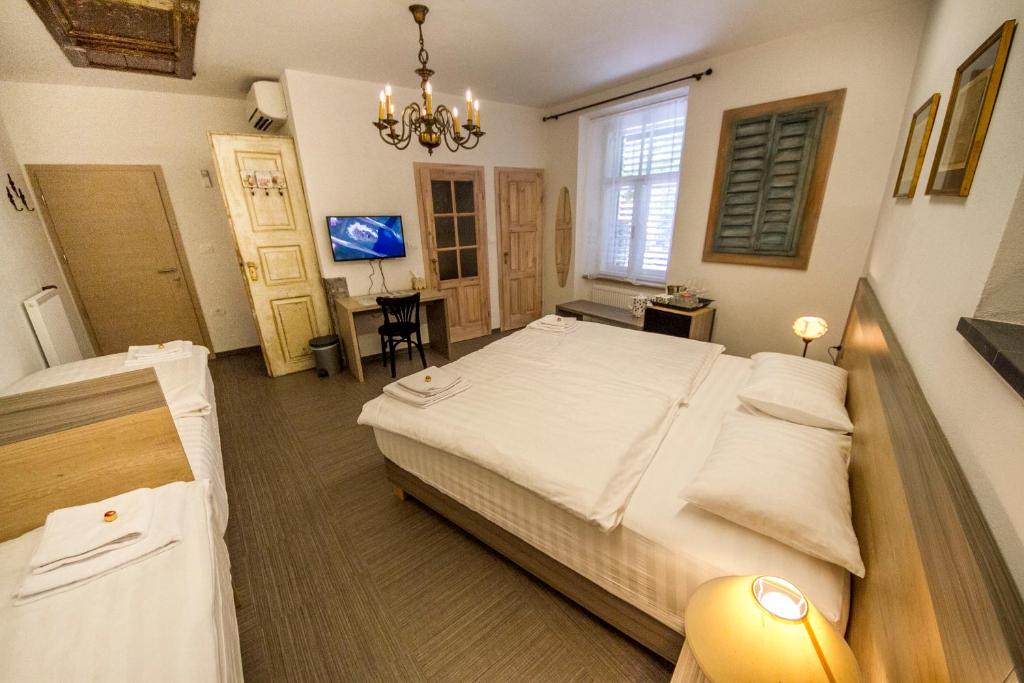 卢布尔雅那OH客房公寓 的卧室配有一张白色大床和一张书桌