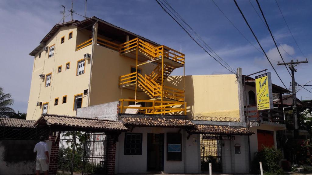 Cacha Pregos诺拉格宾馆的建筑的一侧有黄色的楼梯