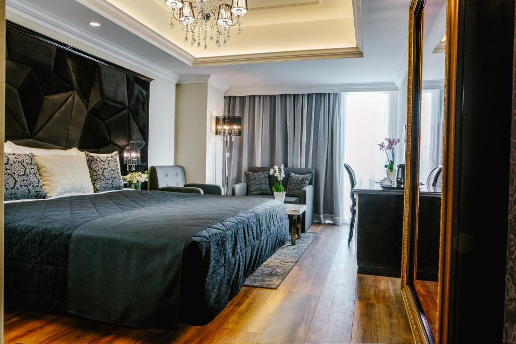 拉纳卡奇比克城市酒店的一间带大床的卧室和一间客厅