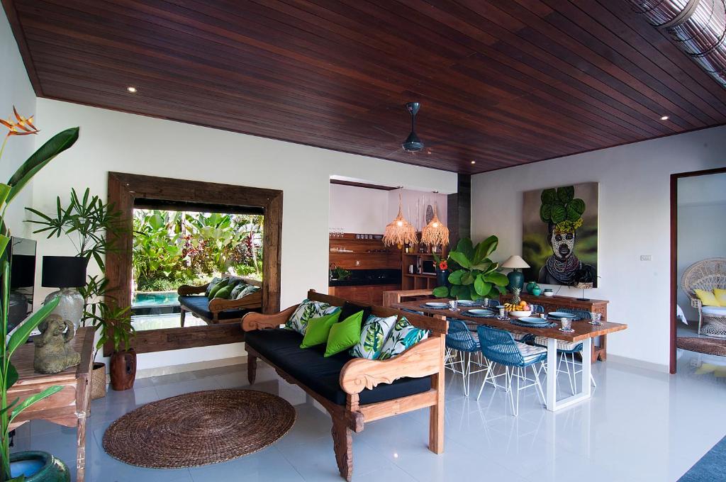克罗柏坎3BR Villa Erja - Minggu Villas的客厅配有沙发和桌子
