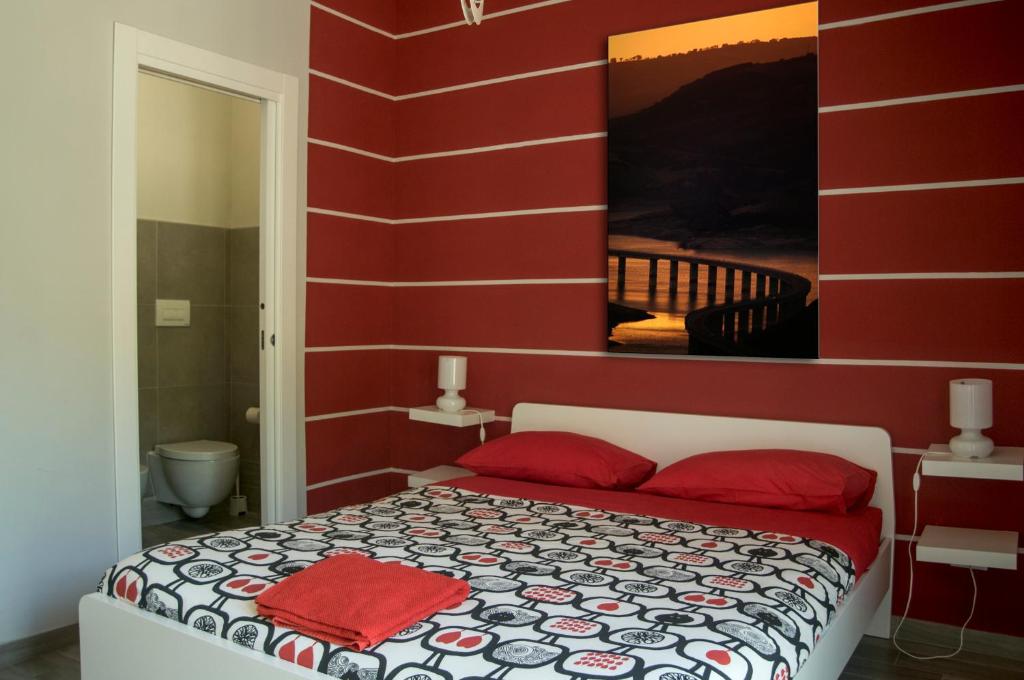 BoianoNelle Stanze Del Matese的红色卧室设有红色墙壁的床