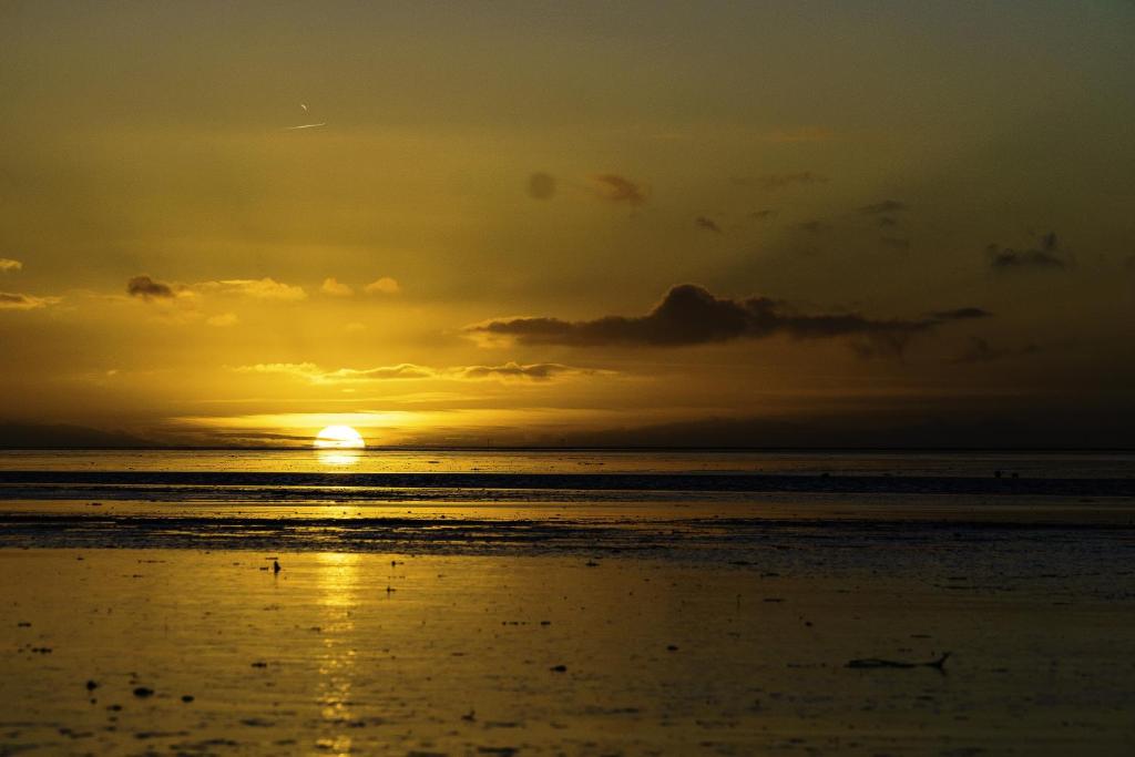 诺登Muschelsucher的海滩上的日落和日落