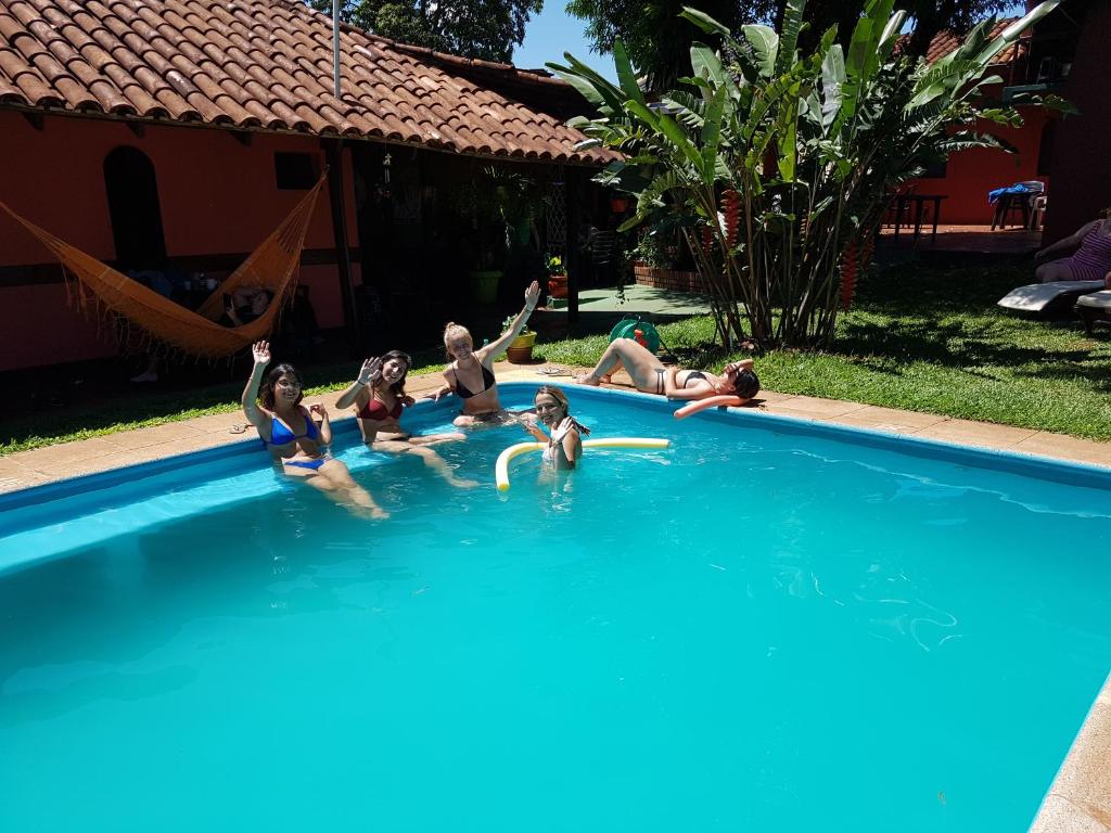 伊瓜苏港伊瓜苏大瀑布旅馆的一群女孩躺在游泳池里