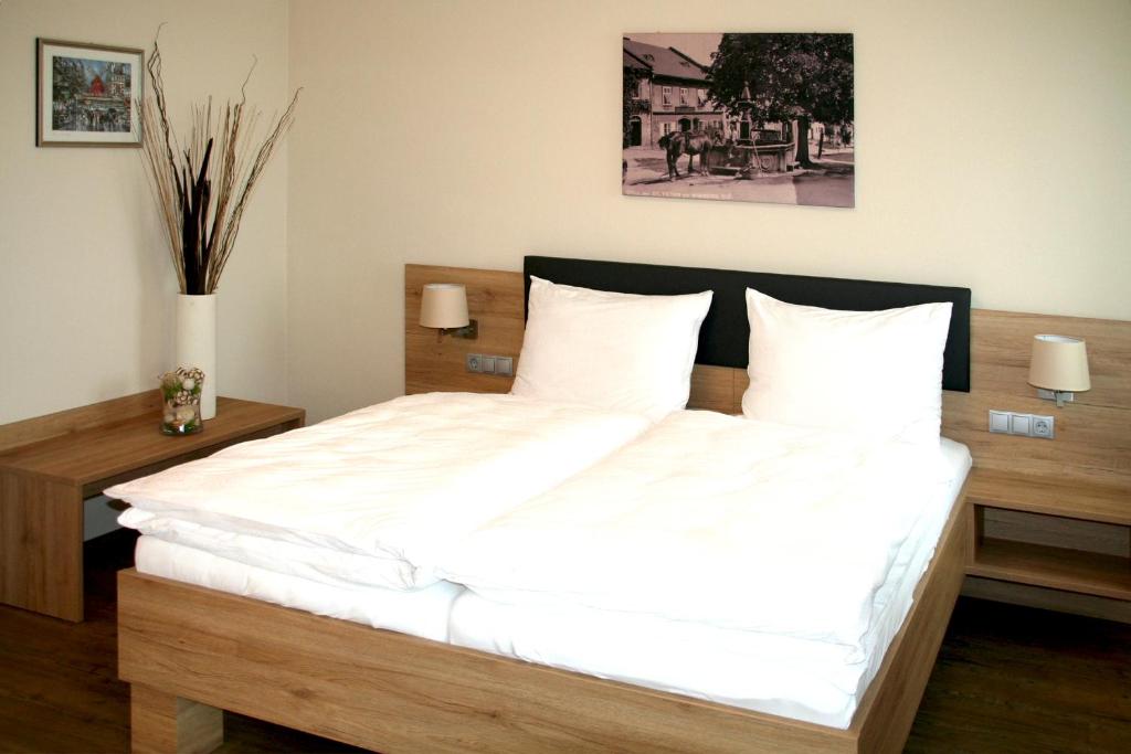 Sankt Peter am Wimberg豪厄维特宾馆 的一间卧室配有一张带白色床单的大床