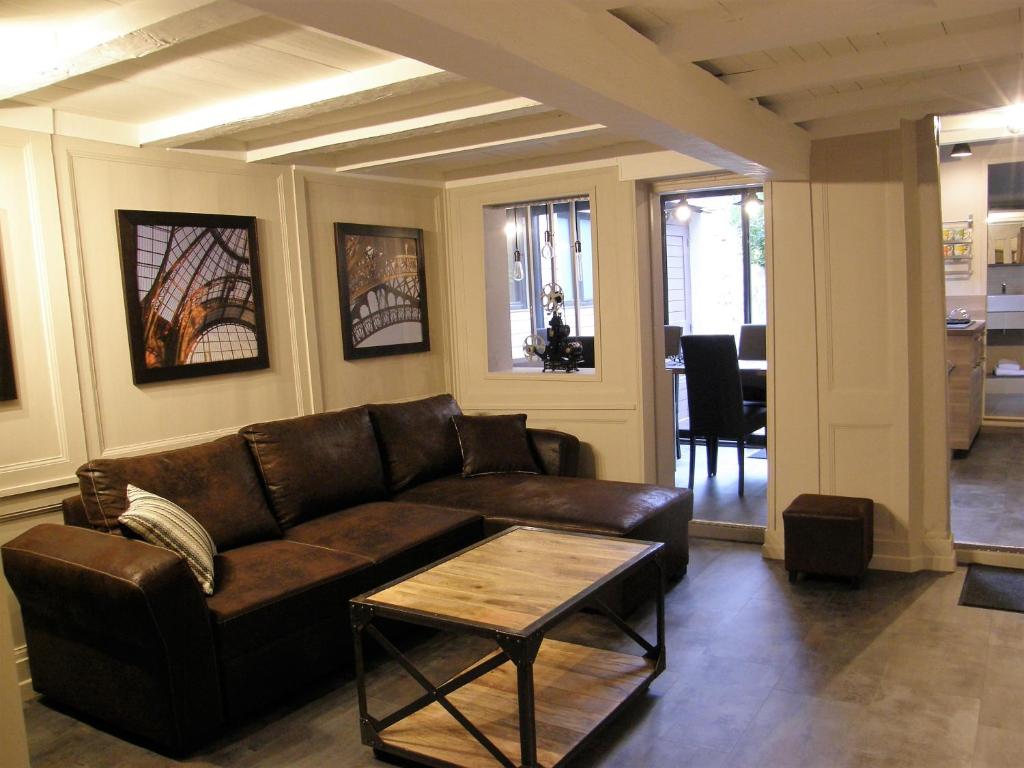 翁弗勒尔Honfleur de lys的客厅配有棕色沙发和桌子