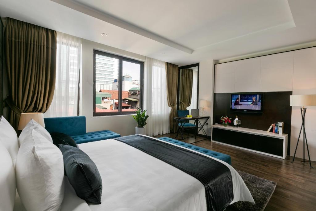 河内乐尚丽Spa酒店的一间带大床和电视的卧室
