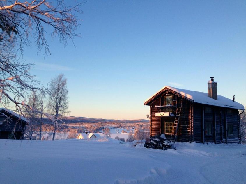 NorråkerMarjas stuga的雪地小木屋