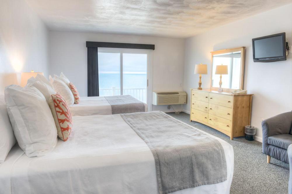 丹尼斯港The Three Seasons Resort的酒店客房设有两张床和电视。