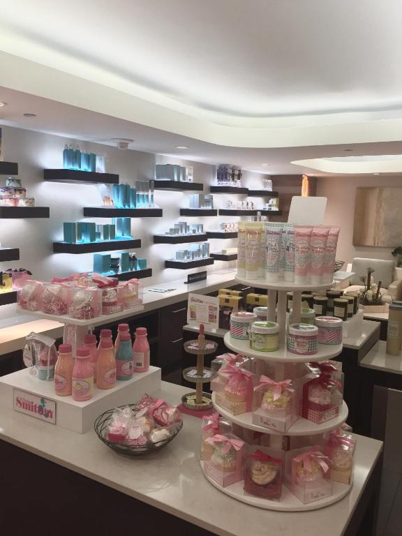 比洛克西戈尔登纳吉特比洛克西度假酒店的一家摆满各种食物的商店