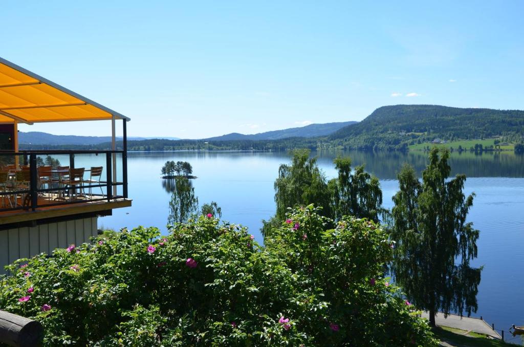 HamremoenKroderen Kro & motel AS的享有湖景。