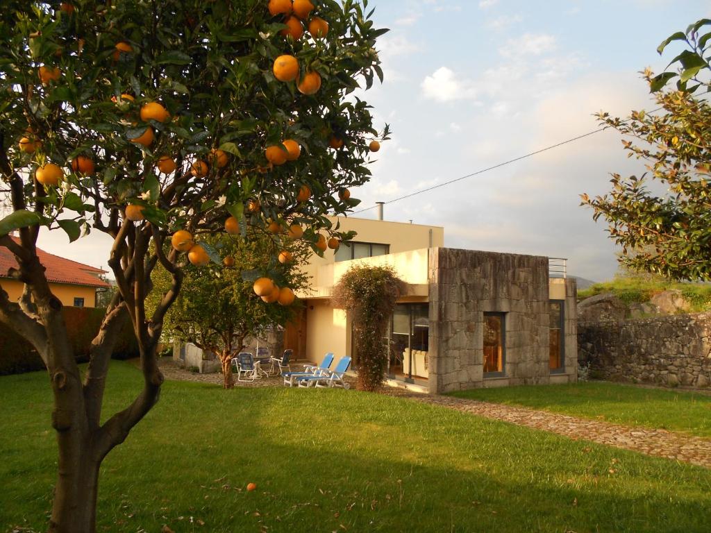 维拉·普拉亚·德·安科拉Casa do Murungal的房子前面的橘子树