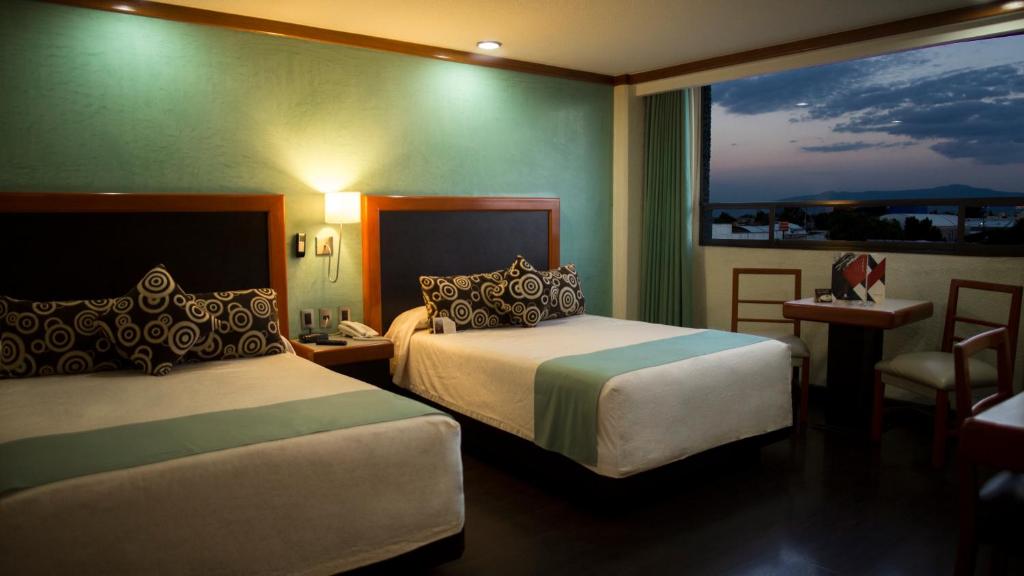 墨西哥城阿巴斯托斯广场酒店的酒店客房设有两张床和窗户。