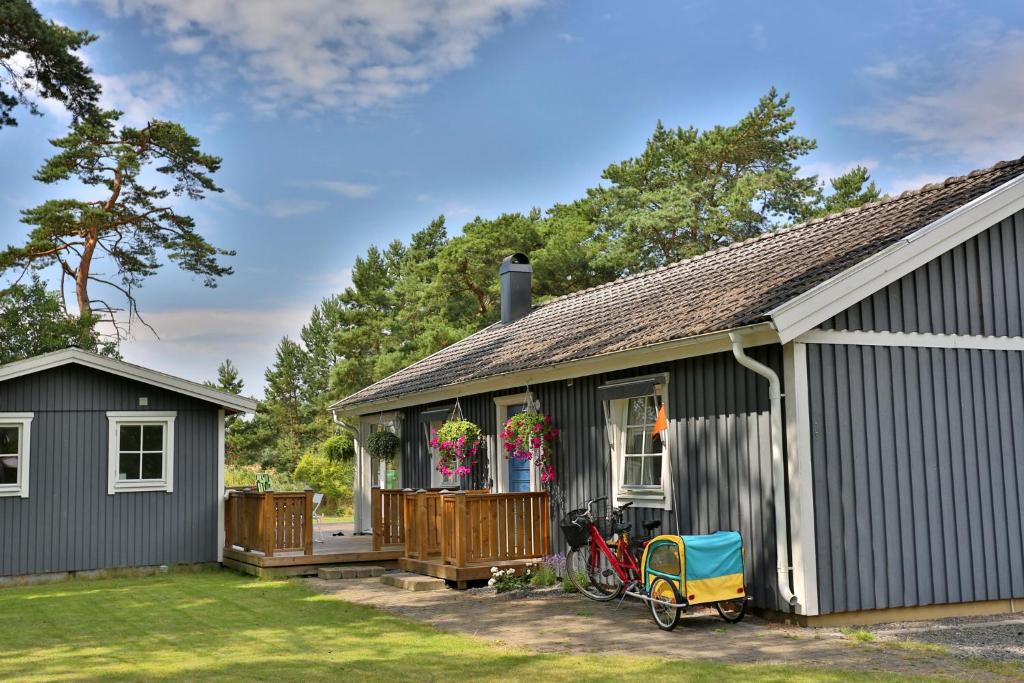 英斯约Villa near Åhus的一座房子,外面有甲板和自行车