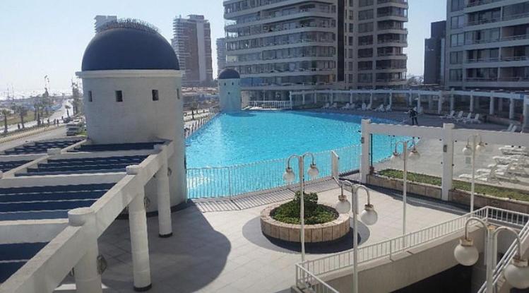 伊基克Mar Egeo的大楼顶部的大型游泳池