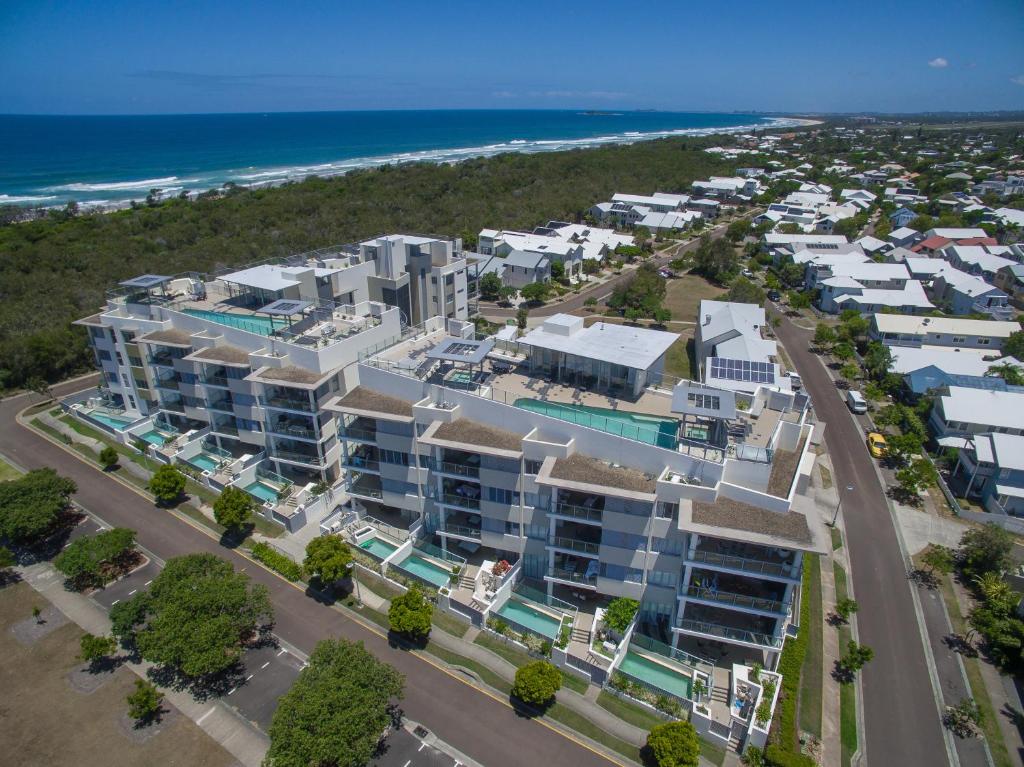 马库拉White Shells Luxury Apartments Marcoola的海滩附近度假村的空中景致