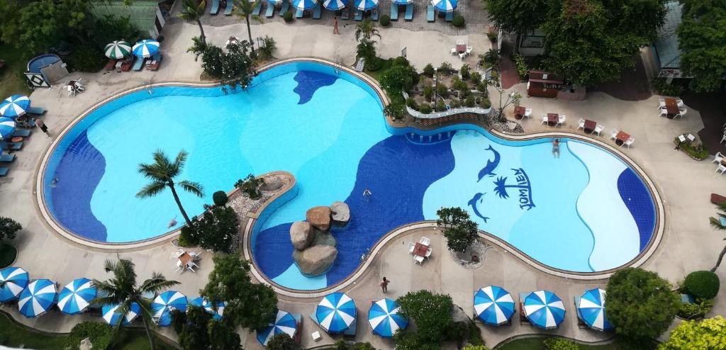 乔木提恩海滩乔木提恩皇宫大酒店 - SHA Extra Plus的享有度假村游泳池的顶部景致