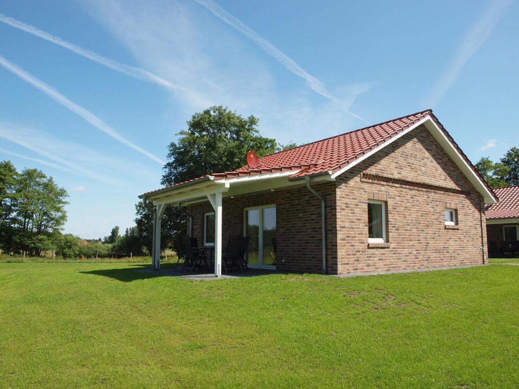 OberlangenEmsperle的一块砖砌的房子,在田野上有一个红色屋顶