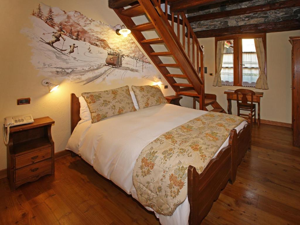 萨奥兹-杜尔克斯澈欧斯旅游木屋酒店的一间卧室设有一张带木楼梯的床。