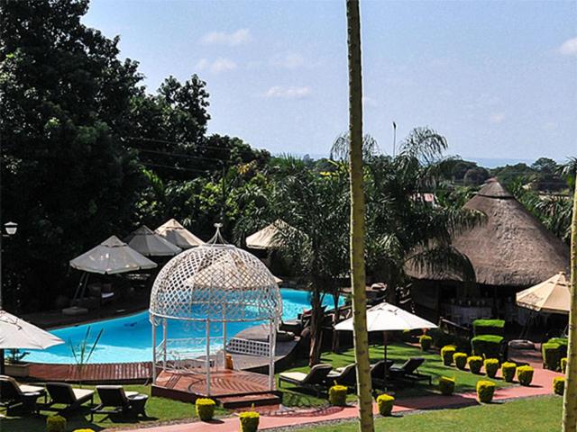 Sibasa2Ten Hotel的一个带游泳池和鸟笼的度假胜地