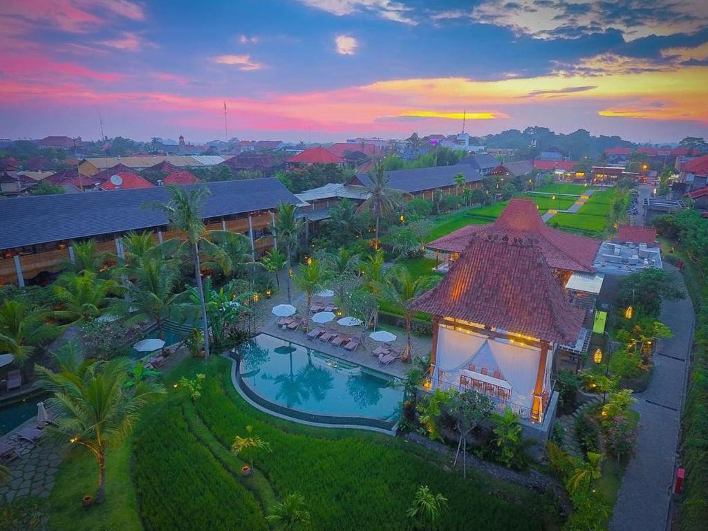 乌布Alaya Resort Ubud的享有带游泳池的房屋的空中景致