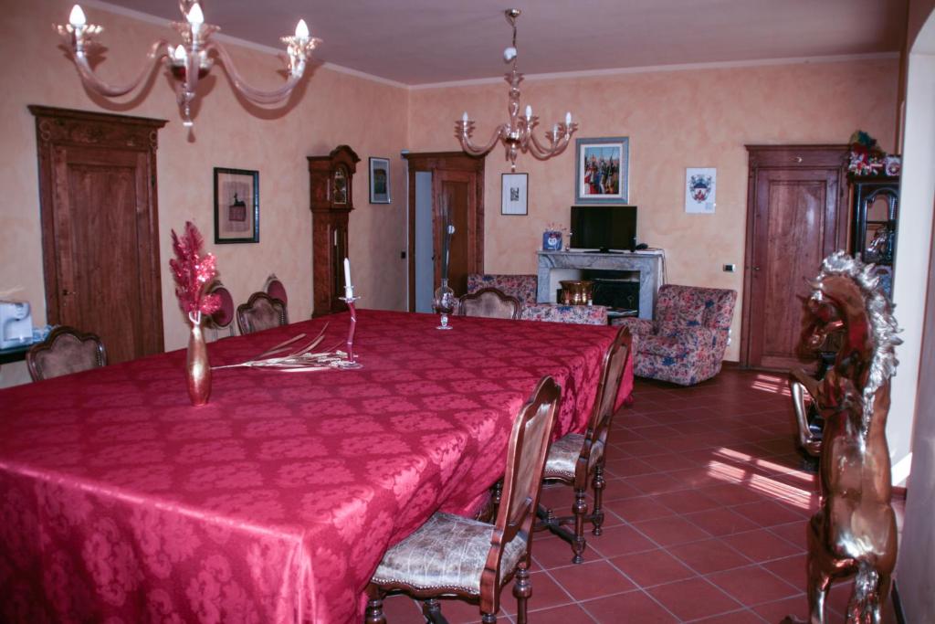 阿雷佐昂提卡薛达迪拿住宿加早餐旅馆的用餐室配有粉红色的桌子和椅子