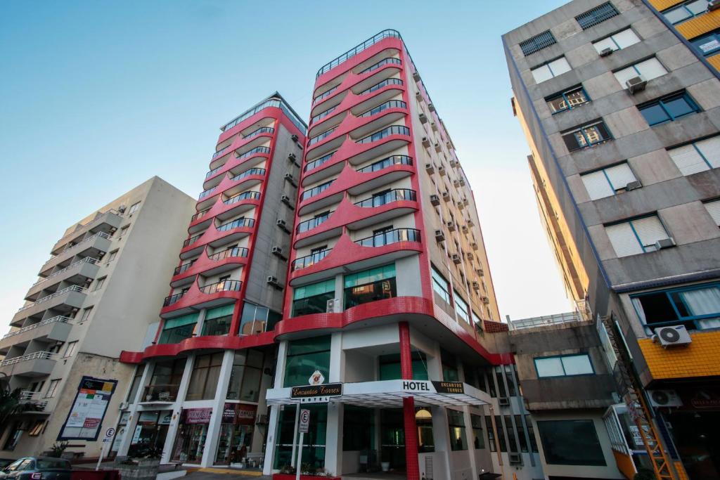 托雷斯Life Hotel Torres的两座高楼前方高大的红色建筑
