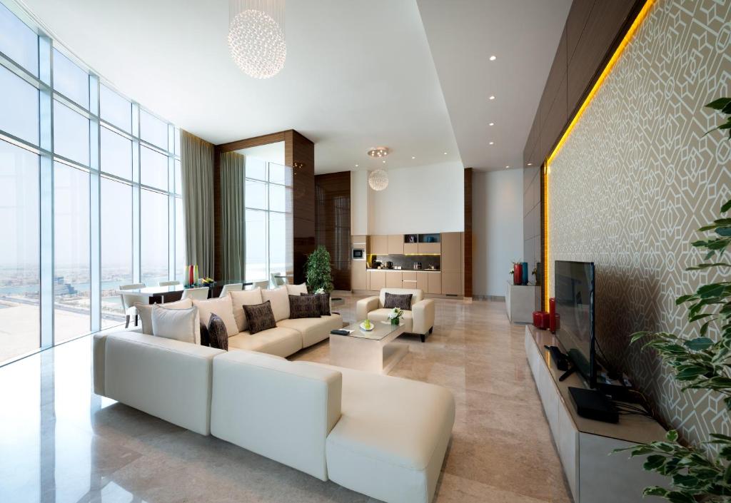 麦纳麦巴林塔辉盛阁国际公寓的客厅配有白色家具和大窗户