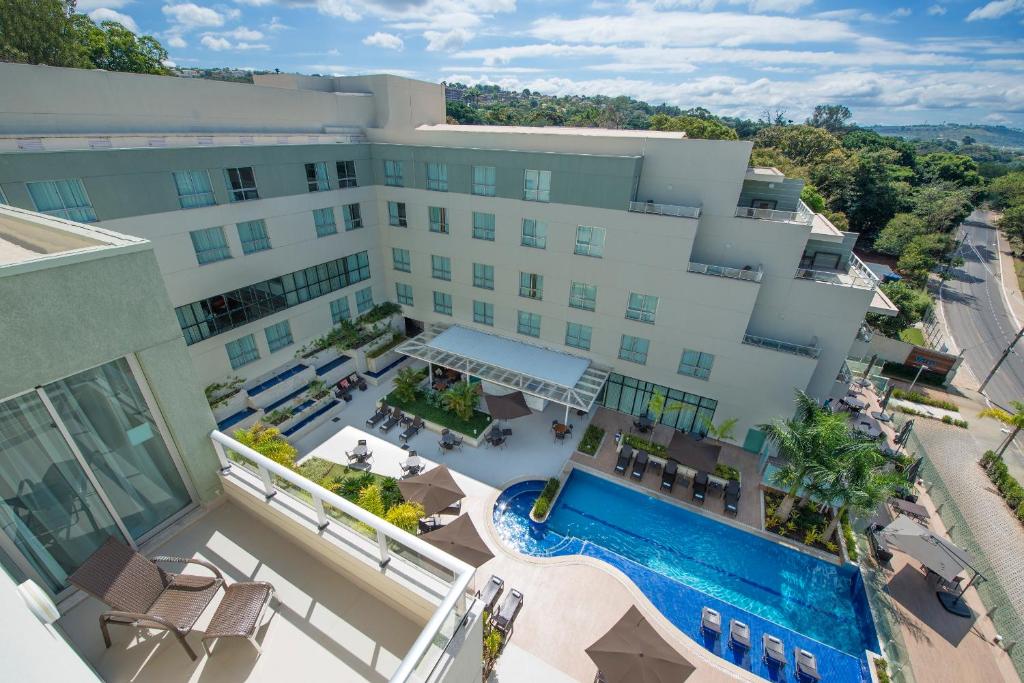 圣湖镇圣湖镇套房Spa酒店的享有酒店空中美景,设有游泳池