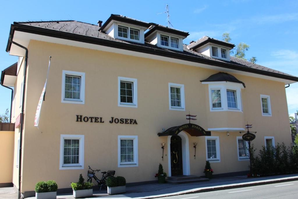 萨尔茨堡约瑟法酒店的街边的乔萨楼酒店