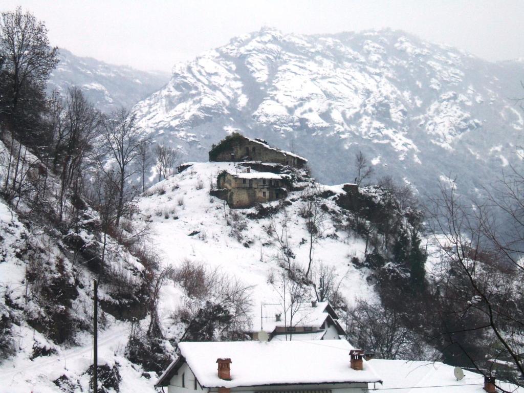 SanfrontIl Borgo的山地的雪覆盖着房子