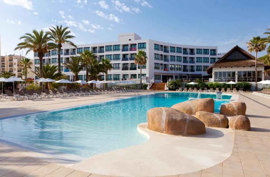 圣安东尼奥湾玛尔维尔俱乐部酒店&公寓的一个游泳池,酒店背景