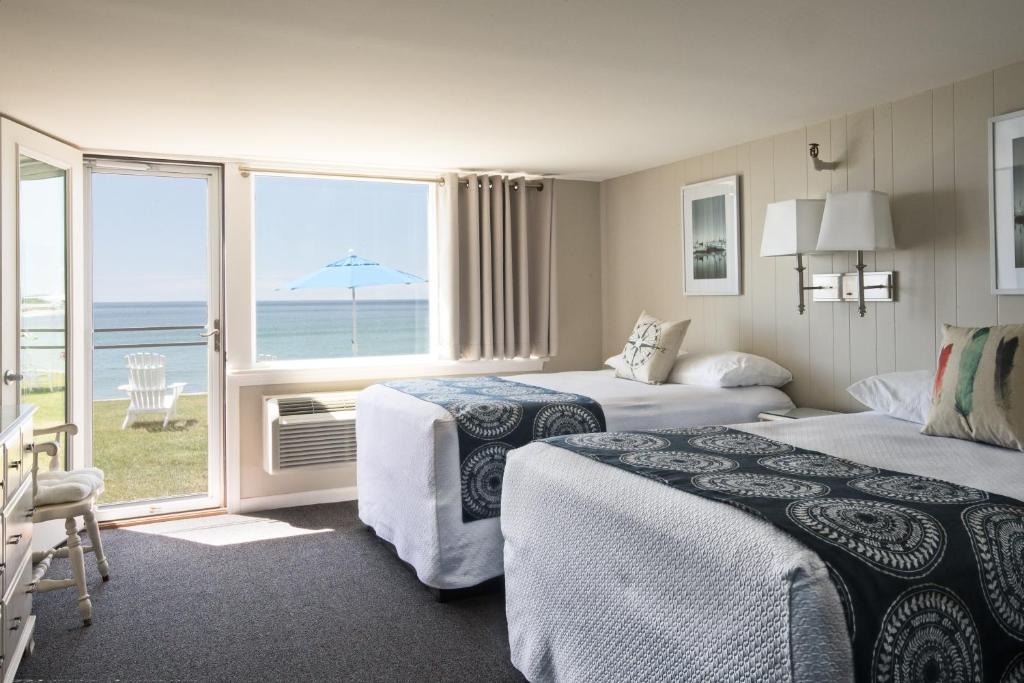 约克海滩Cutty Sark Motel的酒店客房设有两张床,享有海景。