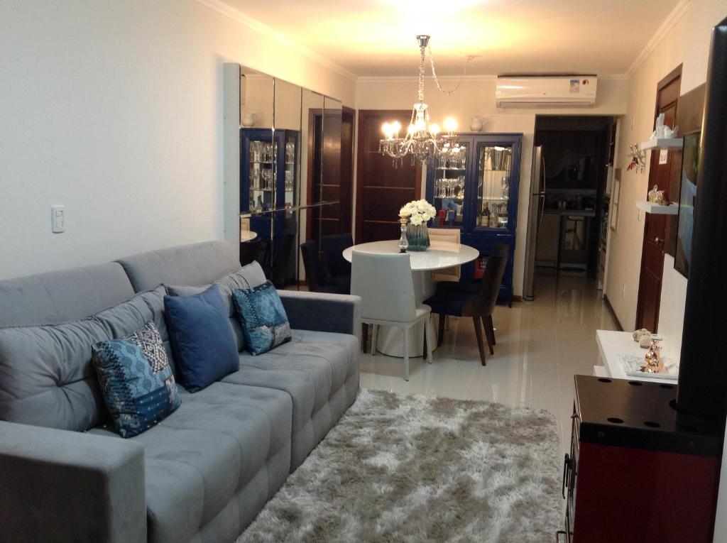 格拉玛多Ednamar Apartmentos Gramado Siena的带沙发的客厅和用餐室
