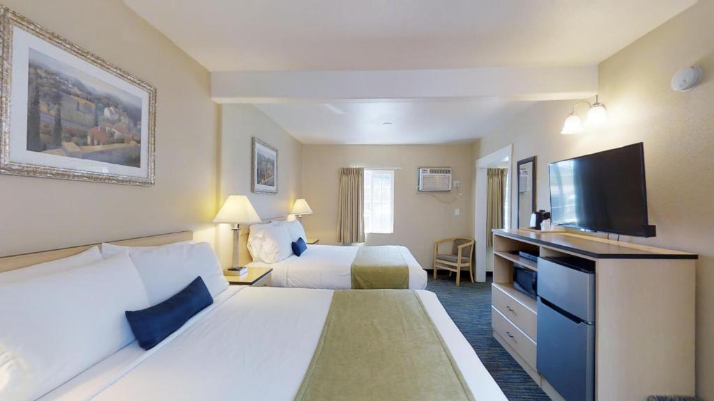 纳帕纳帕发现酒店 的酒店客房设有两张床和一台平面电视。