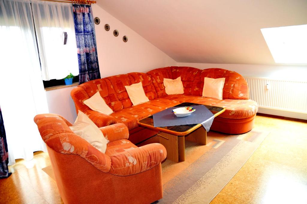 瓦门施泰纳赫Ferienwohnung Werner的客厅配有橙色沙发和桌子